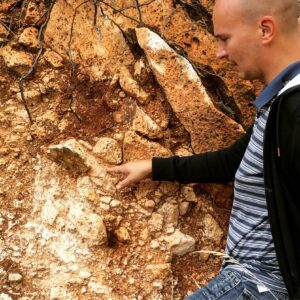 István Szepsy Jr demonstrates roots burrowing through soil layers.